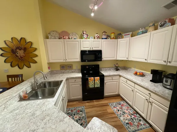 $204,500 | 732 West Barrington Circle, Jackson, MI 49203