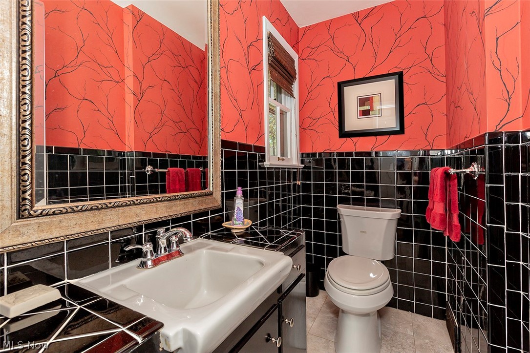 22025 Rye Road Beachwood, OH 44122 - Photo 19 of 34 Half bath on first floor.
