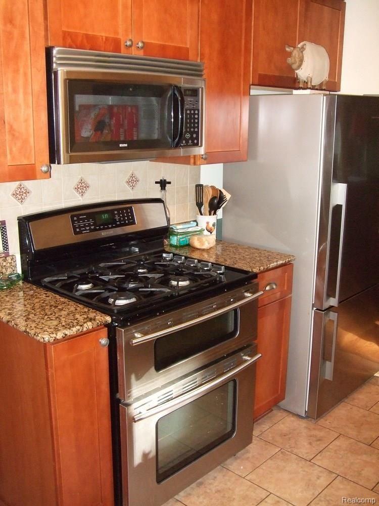 9920 Reeck Road Allen Park, MI 48101 - Photo 18 of 39 STILL MORE KITCHEN CABINETS, BI MICROWAVE, STOVE AND FRIDGE.