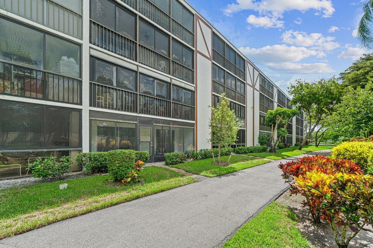 7301 Amberly Lane, Unit 107 Delray Beach, FL 33446 - Photo 33 of 51 037-7301AmberlyLane-DelrayBeach-FL-33446