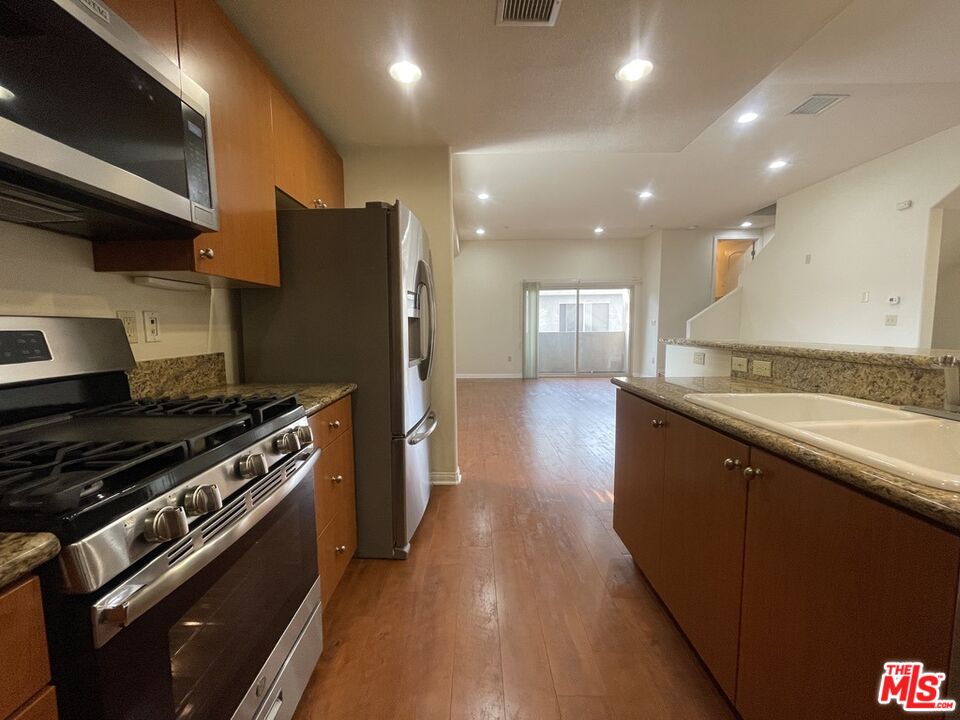 15024 West Magnolia Boulevard, Unit 105 Sherman Oaks, CA 91403 - Photo 4 of 29