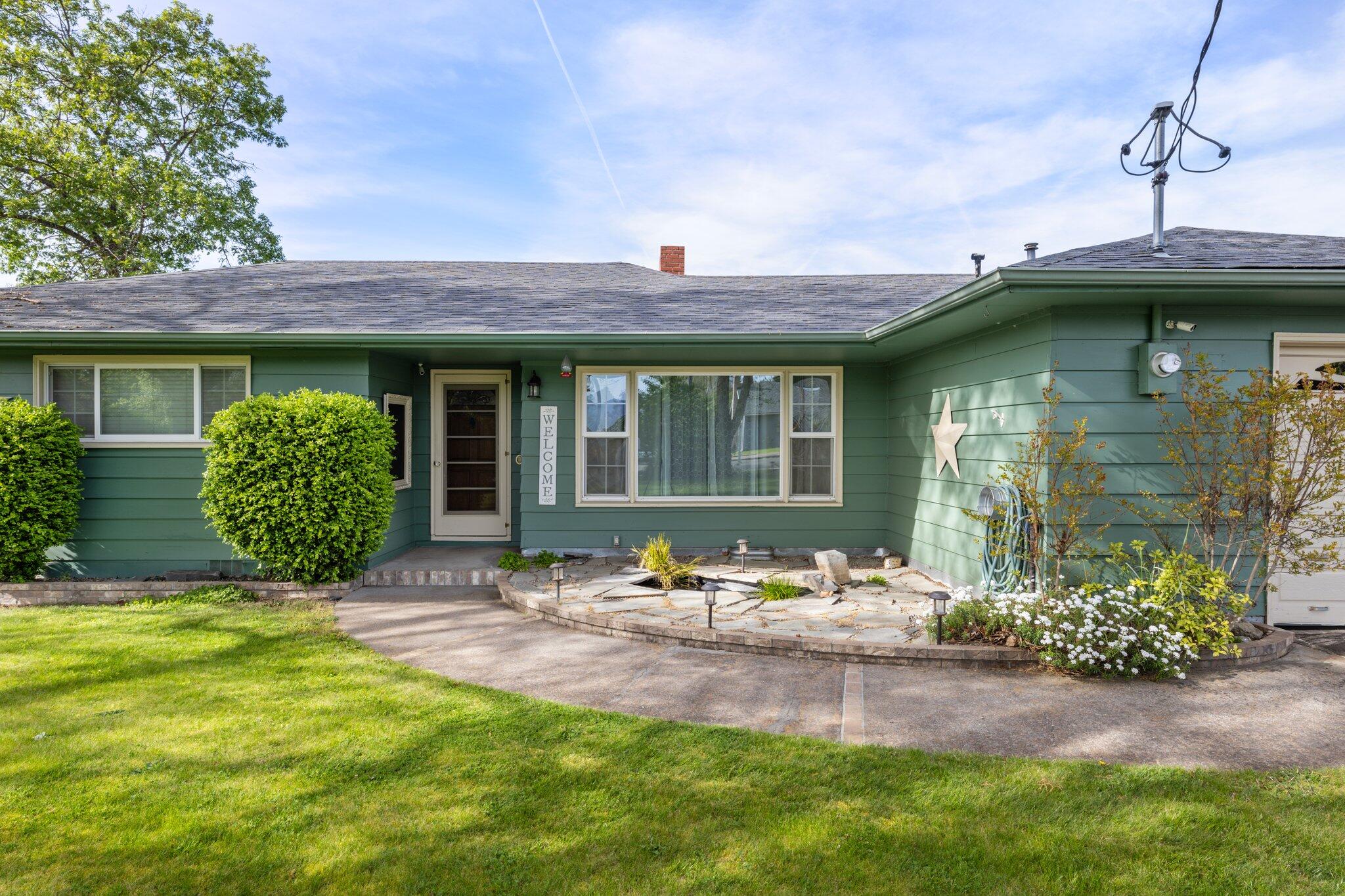 3459 Lone Pine Road Medford, OR 97504 - Photo 4 of 29 2-web-or-mls-_D9A5154
