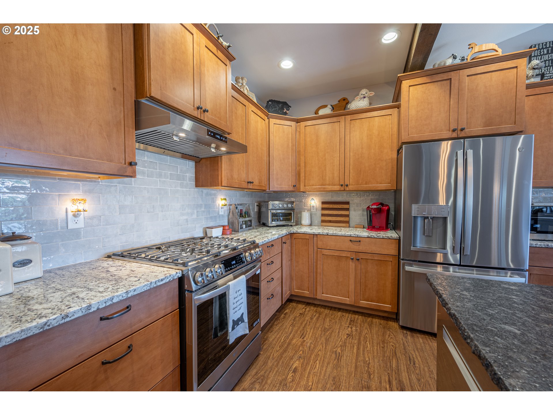 2686 Cedar Loop Bandon, OR 97411 - Photo 19 of 42 a kitchen with a stove a sink and a refrigerator