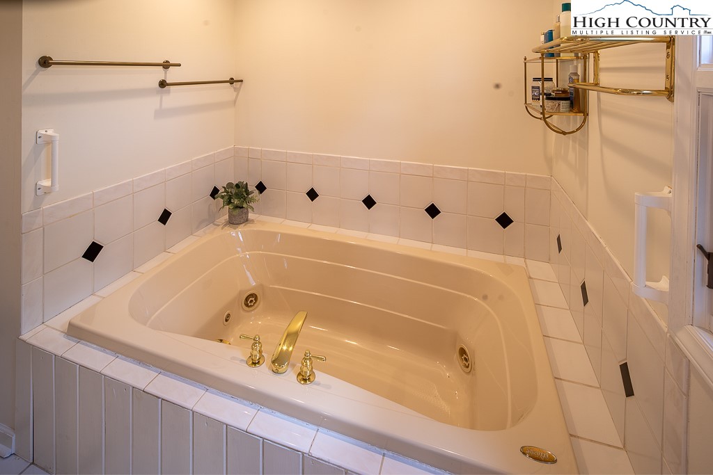 980 Scenic Drive Vilas, NC 28692 - Photo 31 of 42 a bathroom with a tub and shower