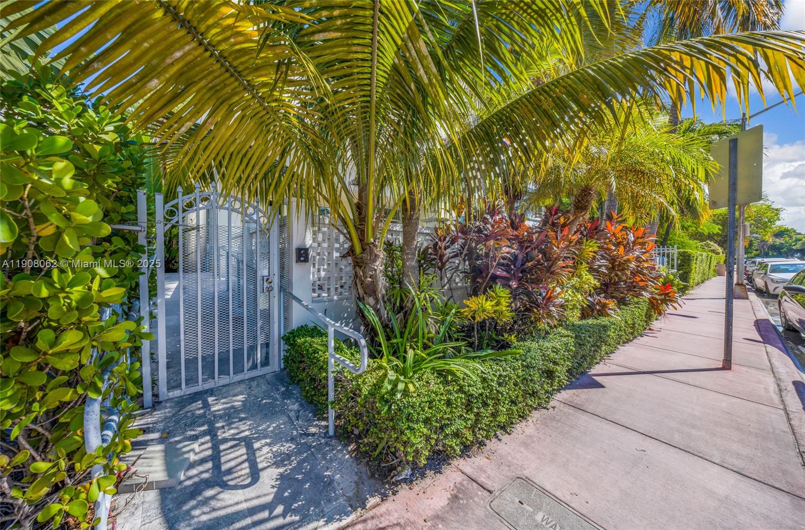 1545 Jefferson Avenue, Unit 103 Miami Beach, FL 33139 - Photo 30 of 35 a backyard of a house with lots of green space