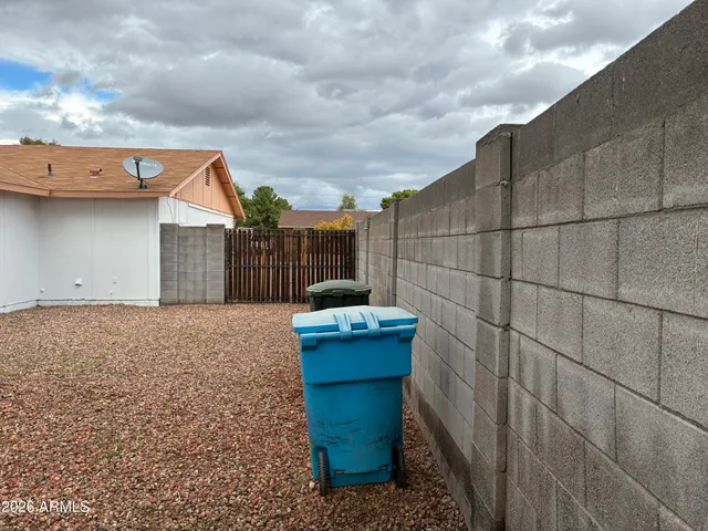 a view of a backyard