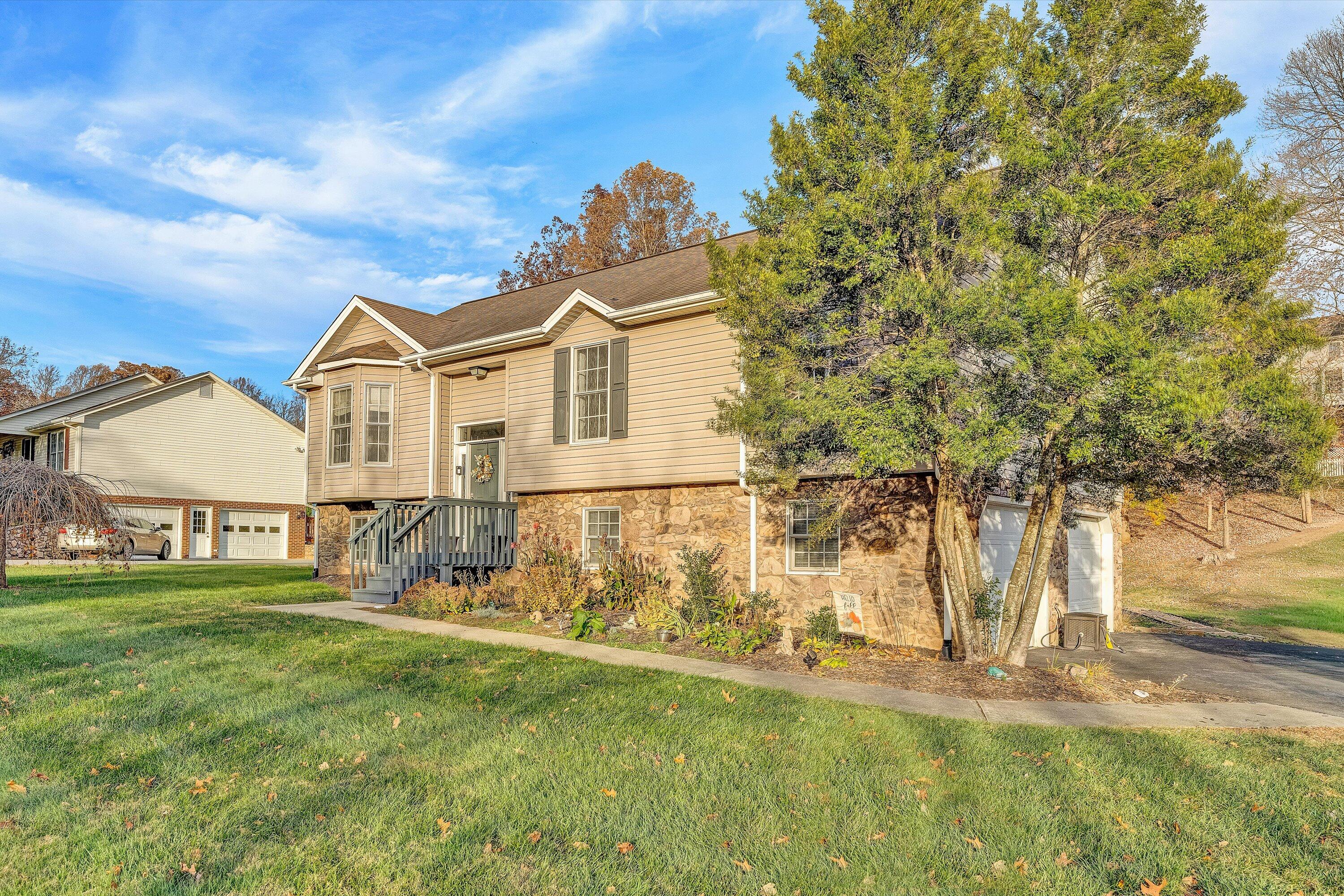 826 Coyner Springs Road Roanoke, VA 24012 - Photo 2 of 37 02-DSC00557