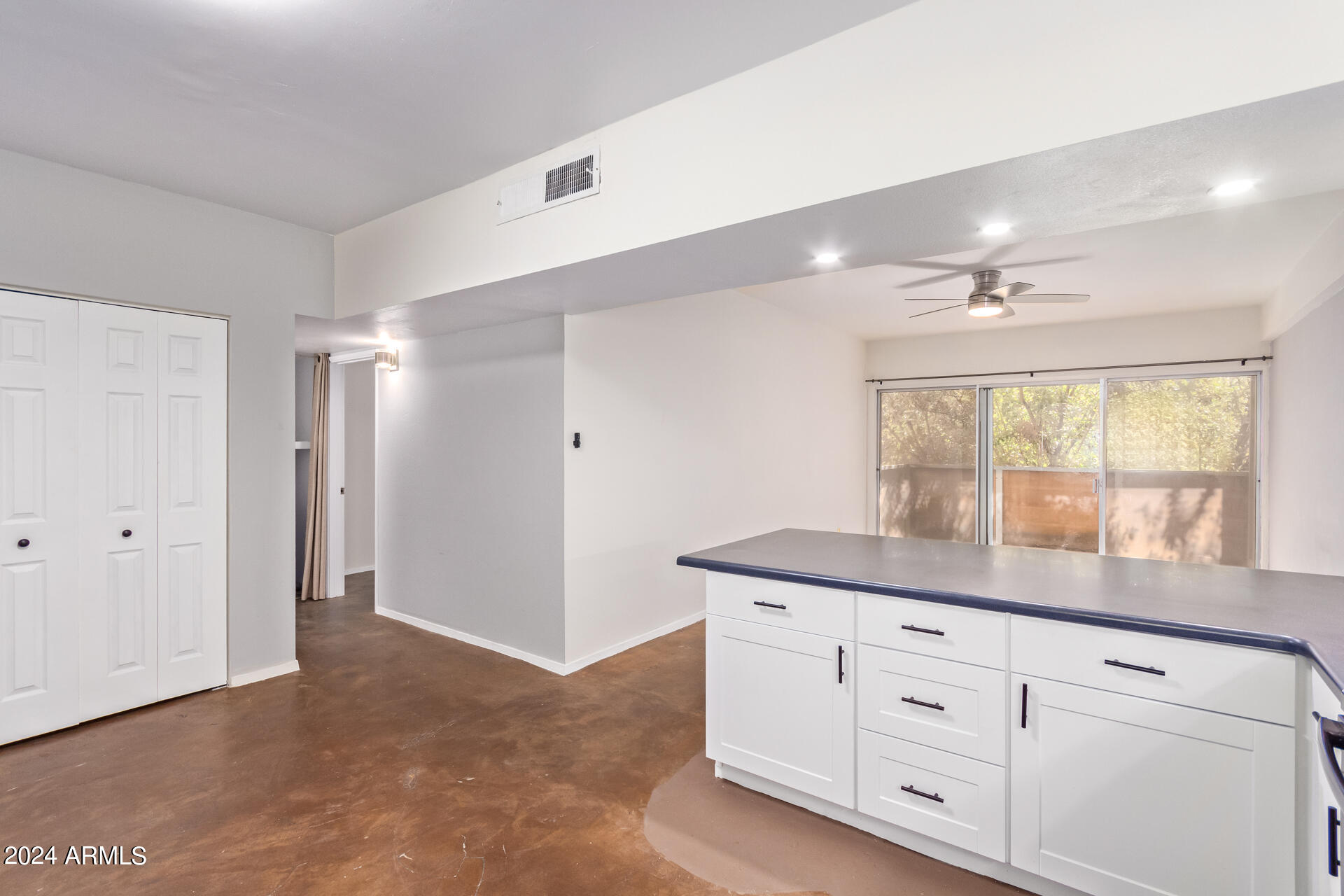 351 East Thomas Road, Unit D306 Phoenix, AZ 85012 - Photo 3 of 22 06 - Thomas