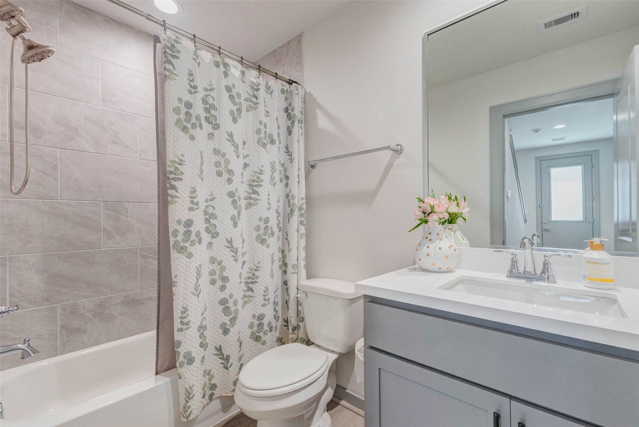 4502 Buck Street Houston, TX 77020 - Photo 13 of 27 Full bathroom on the first floor, servicing game room and bedroom.