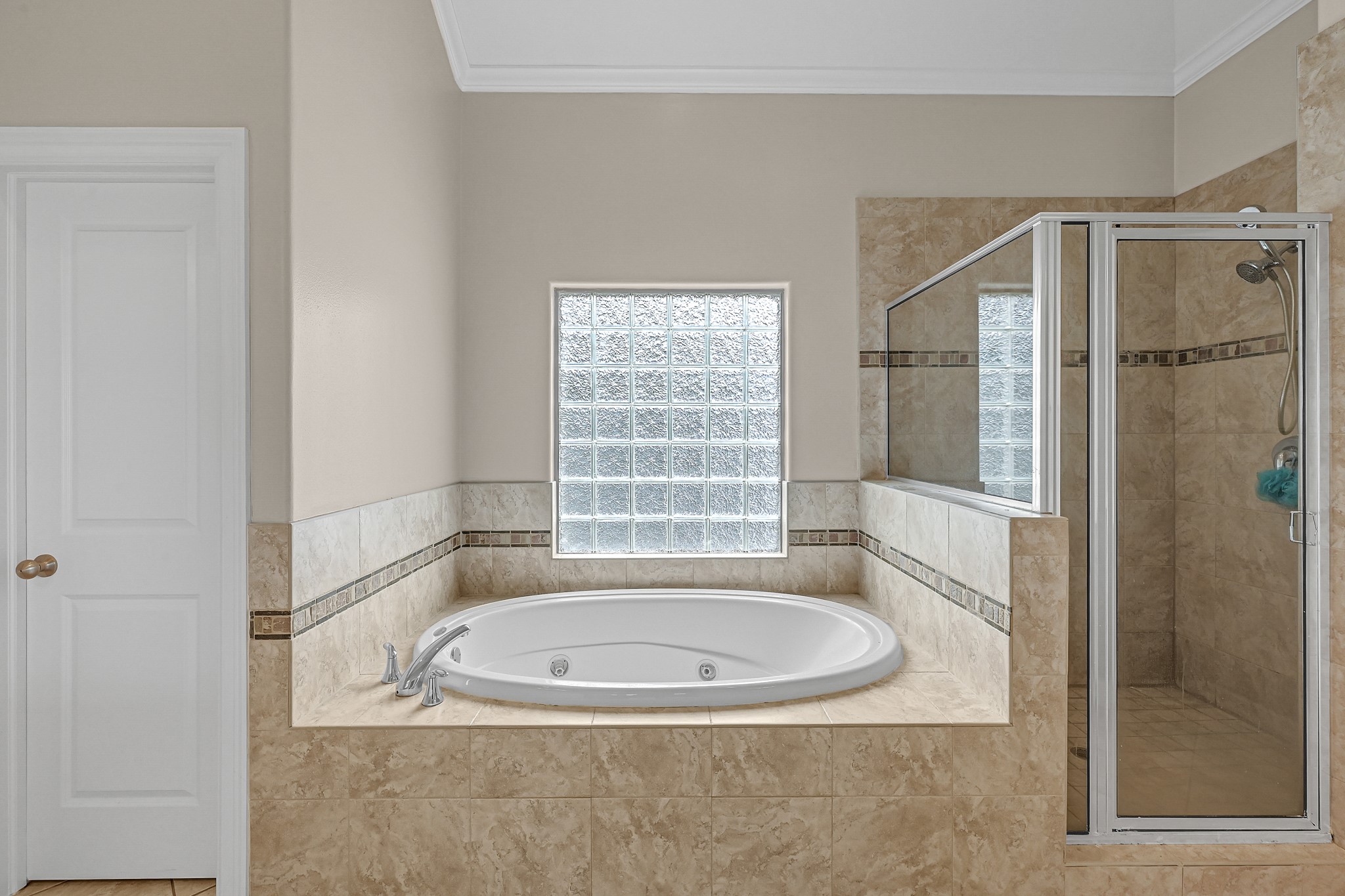 1204 Cohn Street Houston, TX 77007 - Photo 22 of 25 a bathroom with shower and a bathtub
