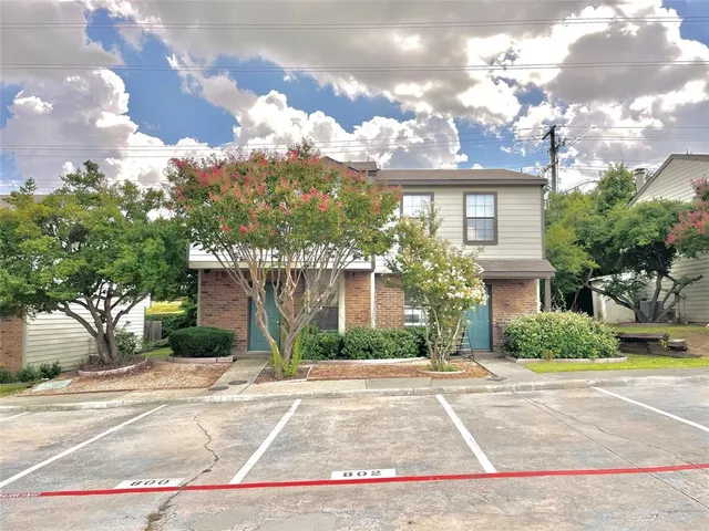 $1,495 | 800 West Collins Street, Denton, TX 76201