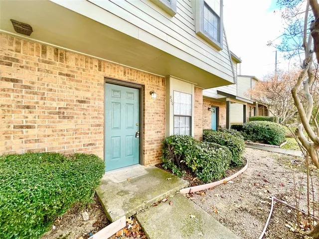 $1,495 | 800 West Collins Street, Denton, TX 76201