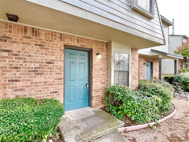 $1,495 | 800 West Collins Street, Denton, TX 76201