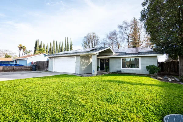 a view of a house with backyard and garden