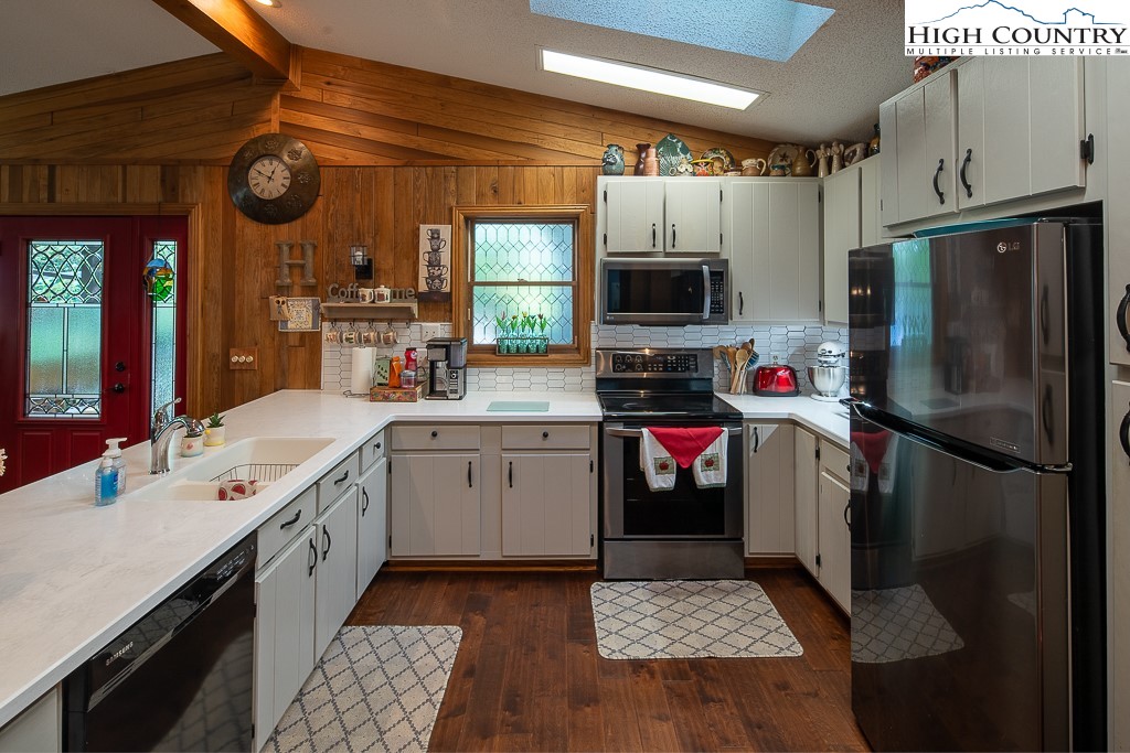 33 Pine Valley Road Newland, NC 28657 - Photo 9 of 25 Gallery Image 9