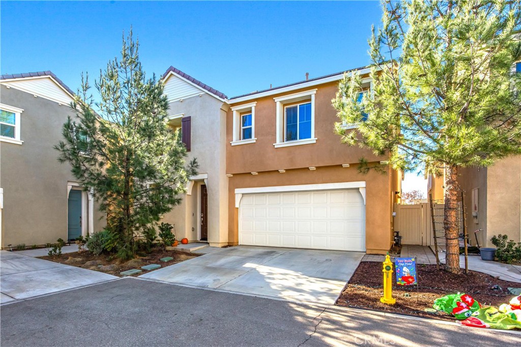 925 Bluebell Way Beaumont, CA 92223 - Photo 2 of 33 a front view of house with yard