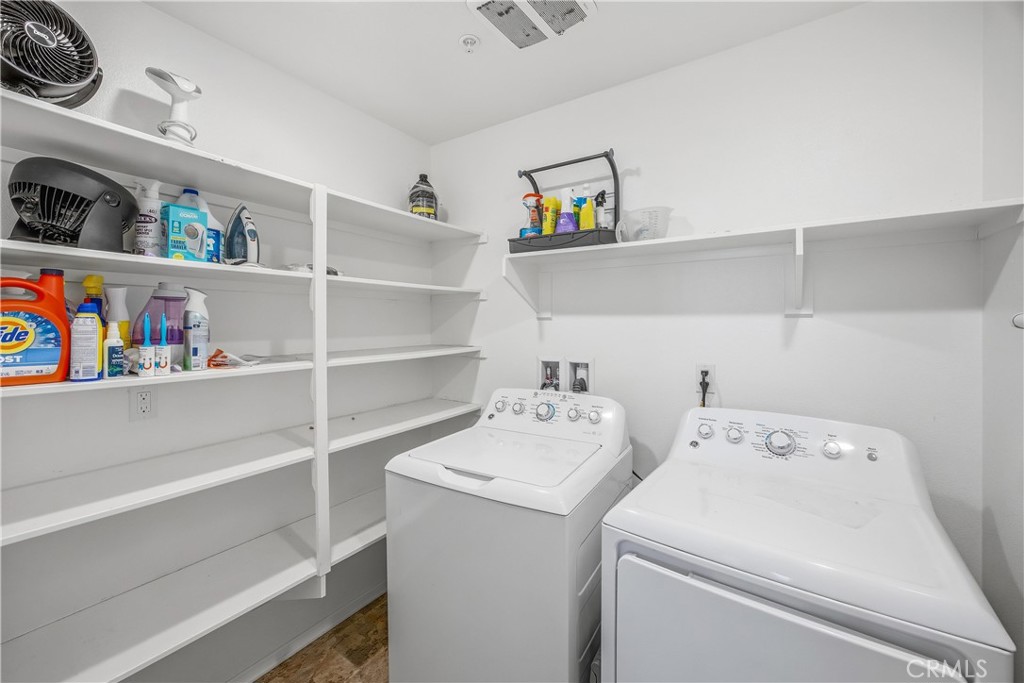 925 Bluebell Way Beaumont, CA 92223 - Photo 23 of 33 a utility room with dryer and washer