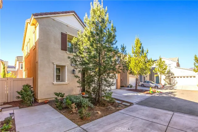 a view of backyard of the house