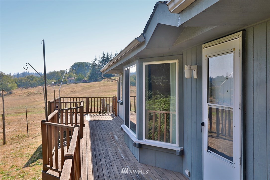 4726 Deer Lake Road Clinton, WA 98236 - Photo 2 of 23 Gallery Image 2