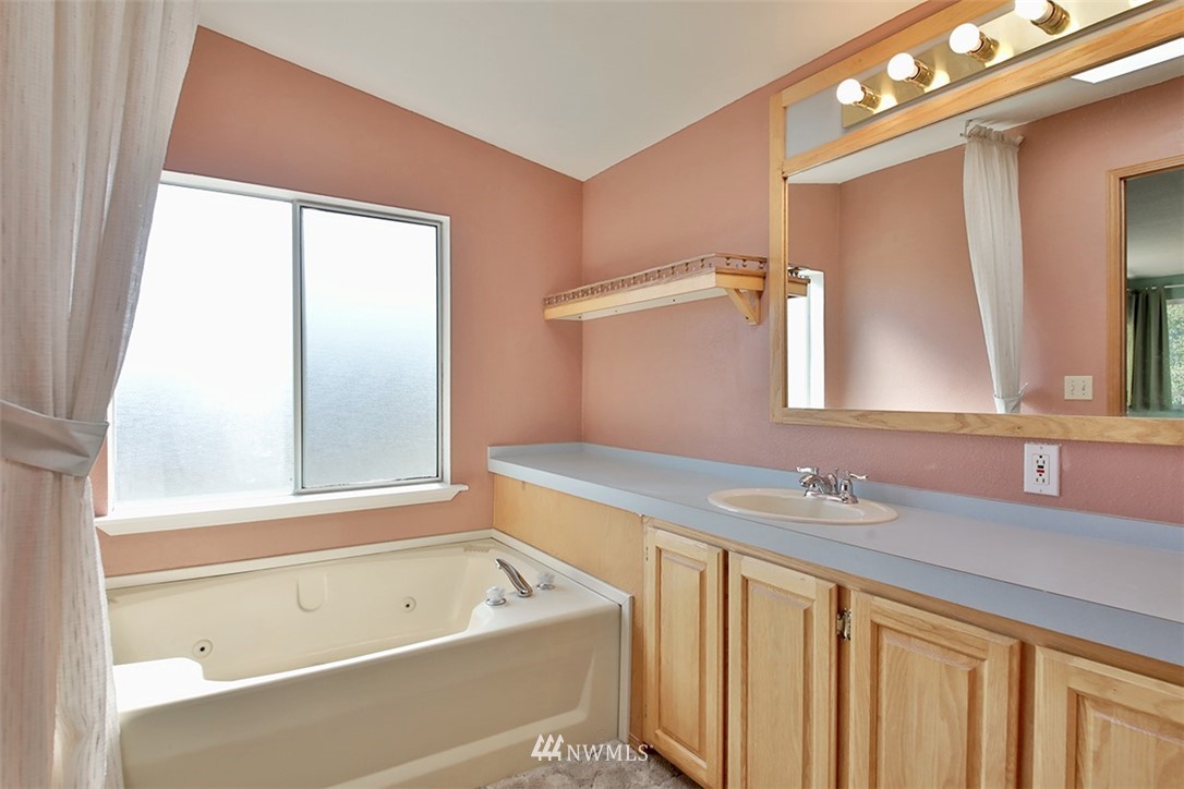 4726 Deer Lake Road Clinton, WA 98236 - Photo 15 of 23 Gallery Image 15
