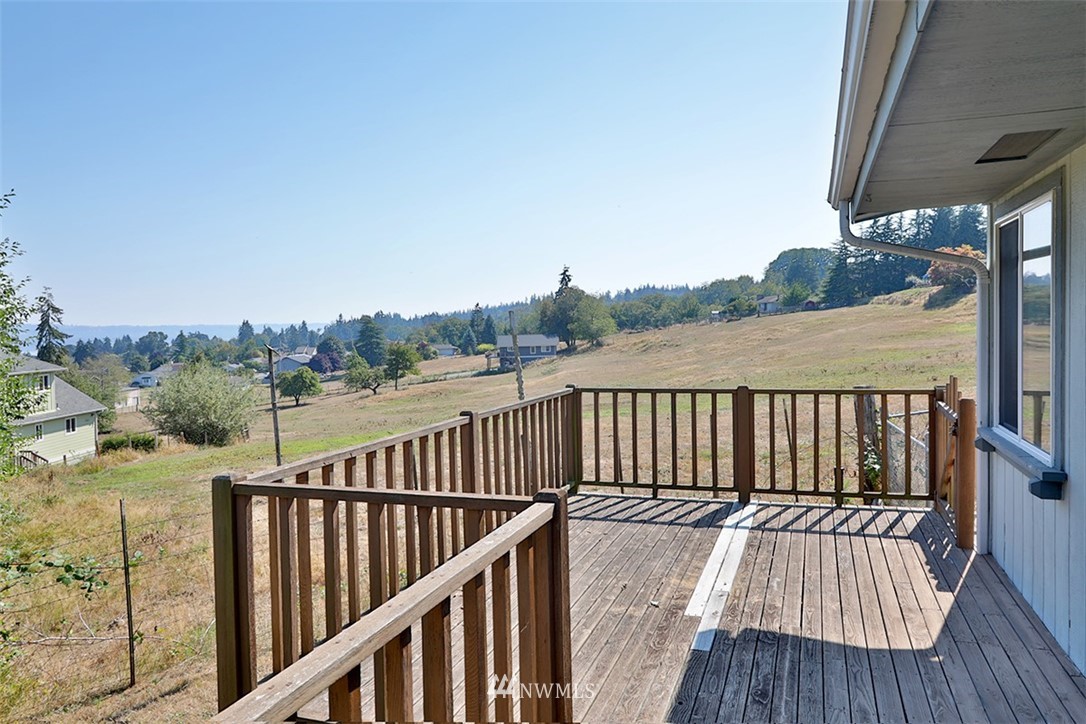 4726 Deer Lake Road Clinton, WA 98236 - Photo 3 of 23 Gallery Image 3