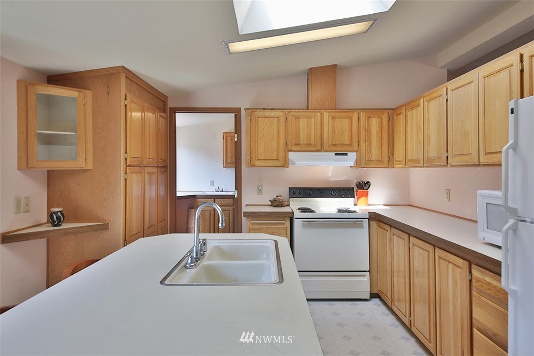 4726 Deer Lake Road Clinton, WA 98236 - Photo 9 of 23 Gallery Image 9