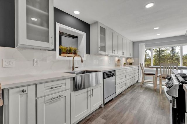 a view of a bunch of trees and houses