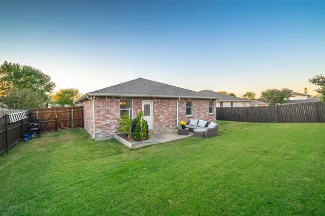 a view of a house with backyard and porch