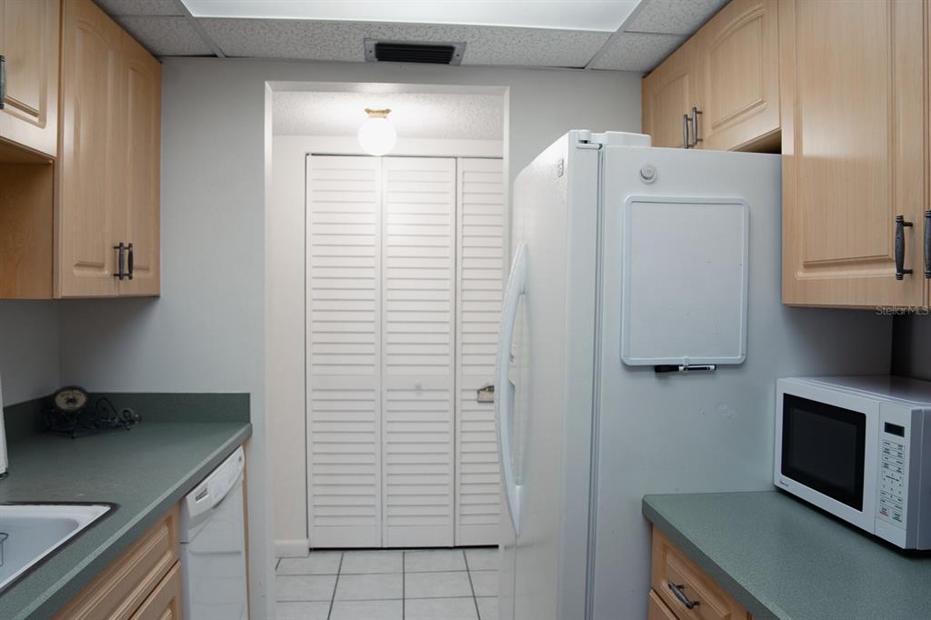 519 Albee Farm Road, Unit 110 Venice, FL 34285 - Photo 7 of 33 a kitchen with stainless steel appliances a refrigerator and cabinets