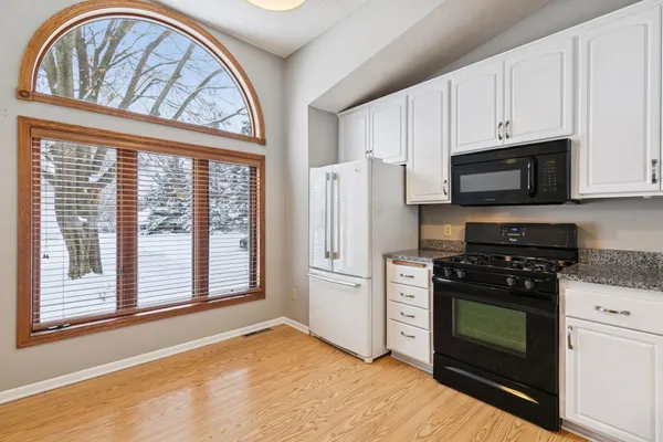 $305,000 | 805 Southcross Drive East, Burnsville, MN 55306