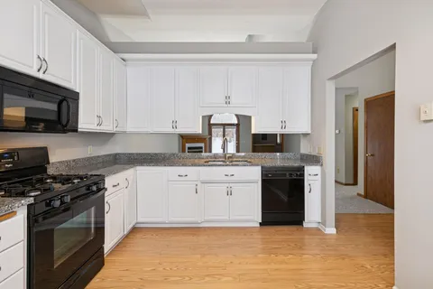 $305,000 | 805 Southcross Drive East, Burnsville, MN 55306