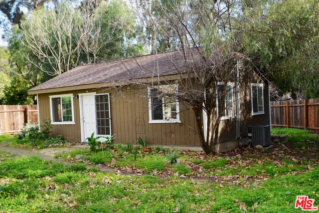 a view of a house with backyard and garden
