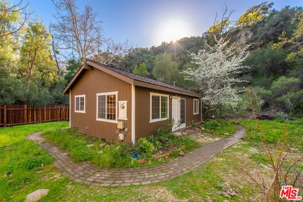 a view of a yard in front of house