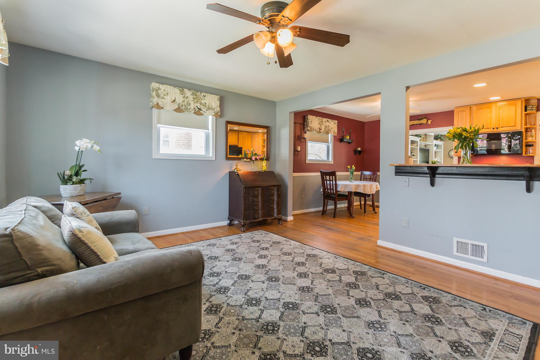 916 Snure Road Silver Spring, MD 20901 - Photo 3 of 30 Living Room