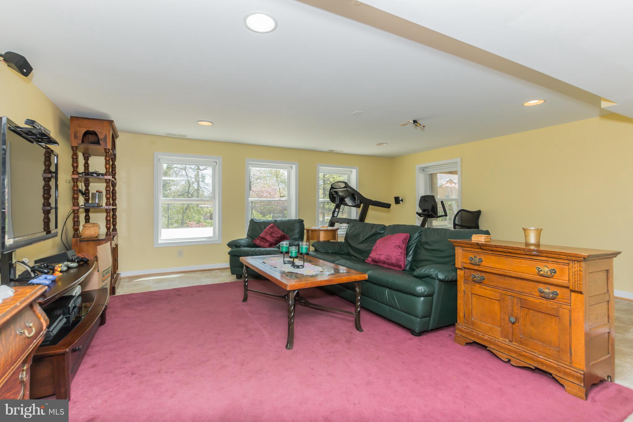 916 Snure Road Silver Spring, MD 20901 - Photo 22 of 30 Wired for FiOS, Surround Sound, HDMI, Projection