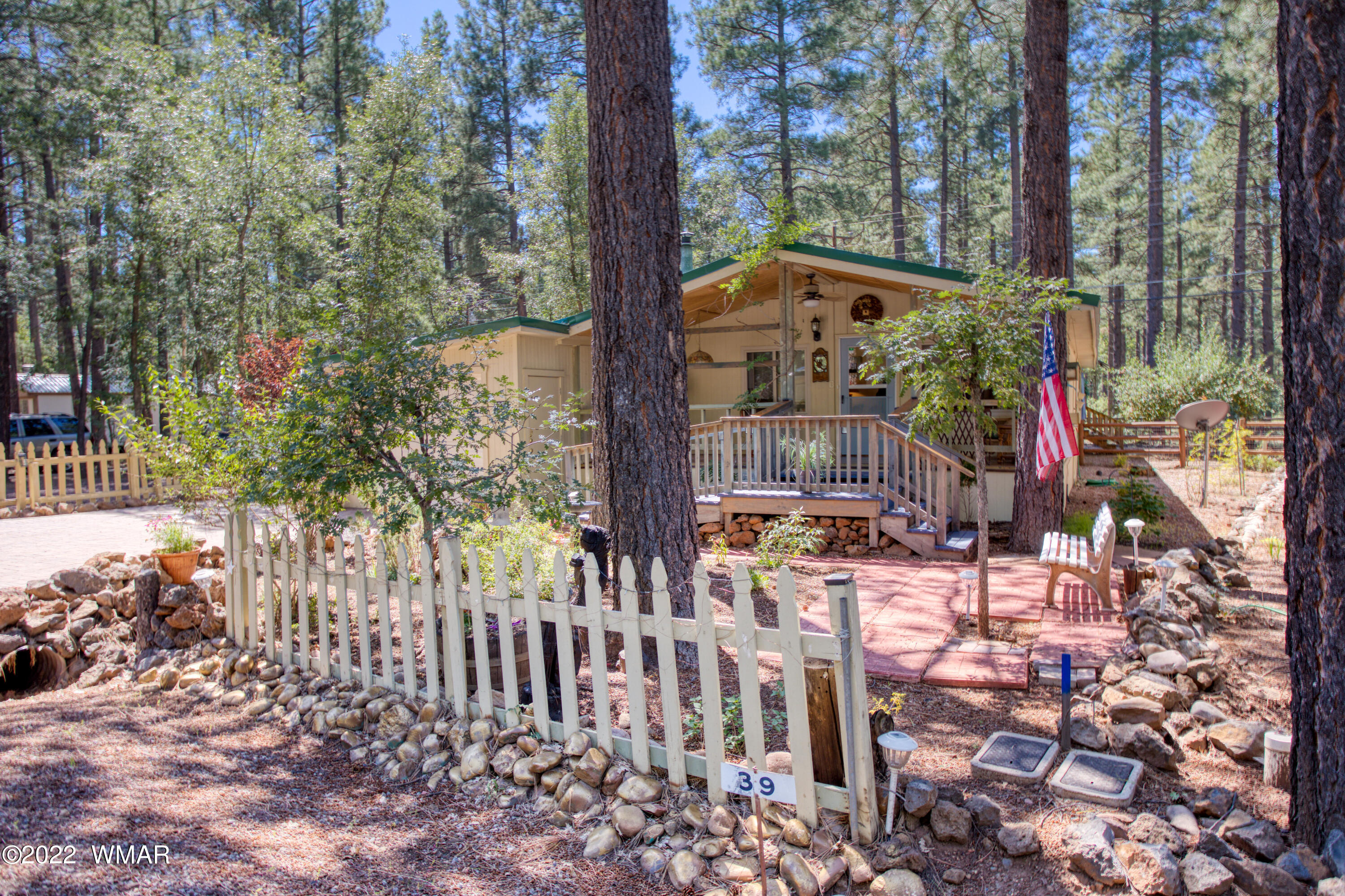 5231 South Blue Ridge Loop Pinetop, AZ 85935 - Photo 18 of 26 a view of a chairs and table in the backyard