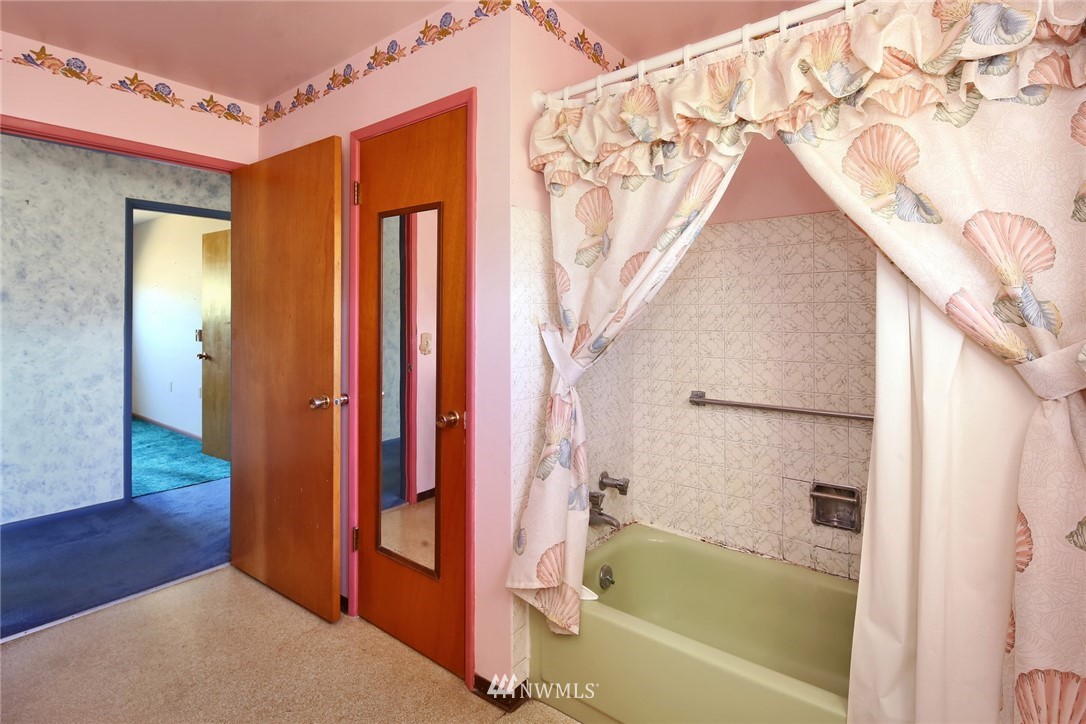 5361 Sand Road Bellingham, WA 98226 - Photo 22 of 34 a bathroom with a bathtub and a shower