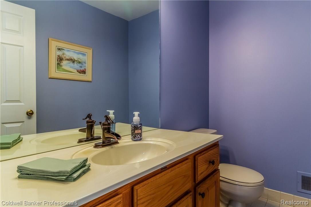 1702 Hillcrest Drive Rochester, MI 48306 - Photo 21 of 39 021-Powder_Room-5556633-large.jpg