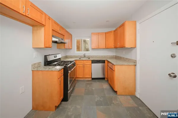 $3,550 | 437 Elm Street, Unit 1L, Kearny, NJ 07032