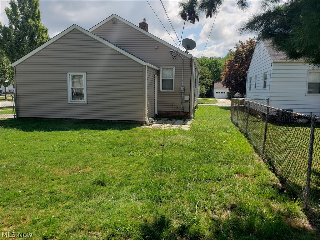 1584 Overbrook Road Lyndhurst, OH 44124 - Photo 13 of 19 Side Yard and House (fenced)