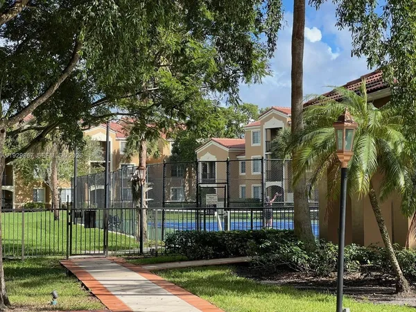 $2,200 | 8000 North Nob Hill Road, Unit 204, Tamarac, FL 33321