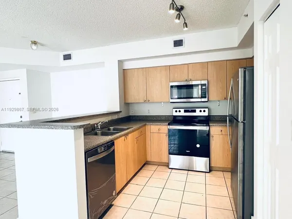 $2,200 | 8000 North Nob Hill Road, Unit 204, Tamarac, FL 33321
