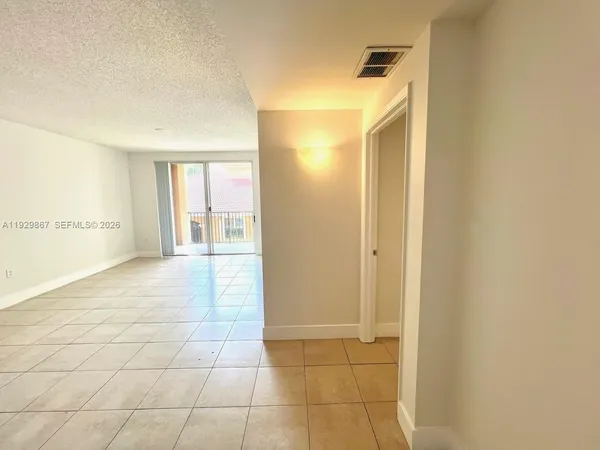 $2,200 | 8000 North Nob Hill Road, Unit 204, Tamarac, FL 33321