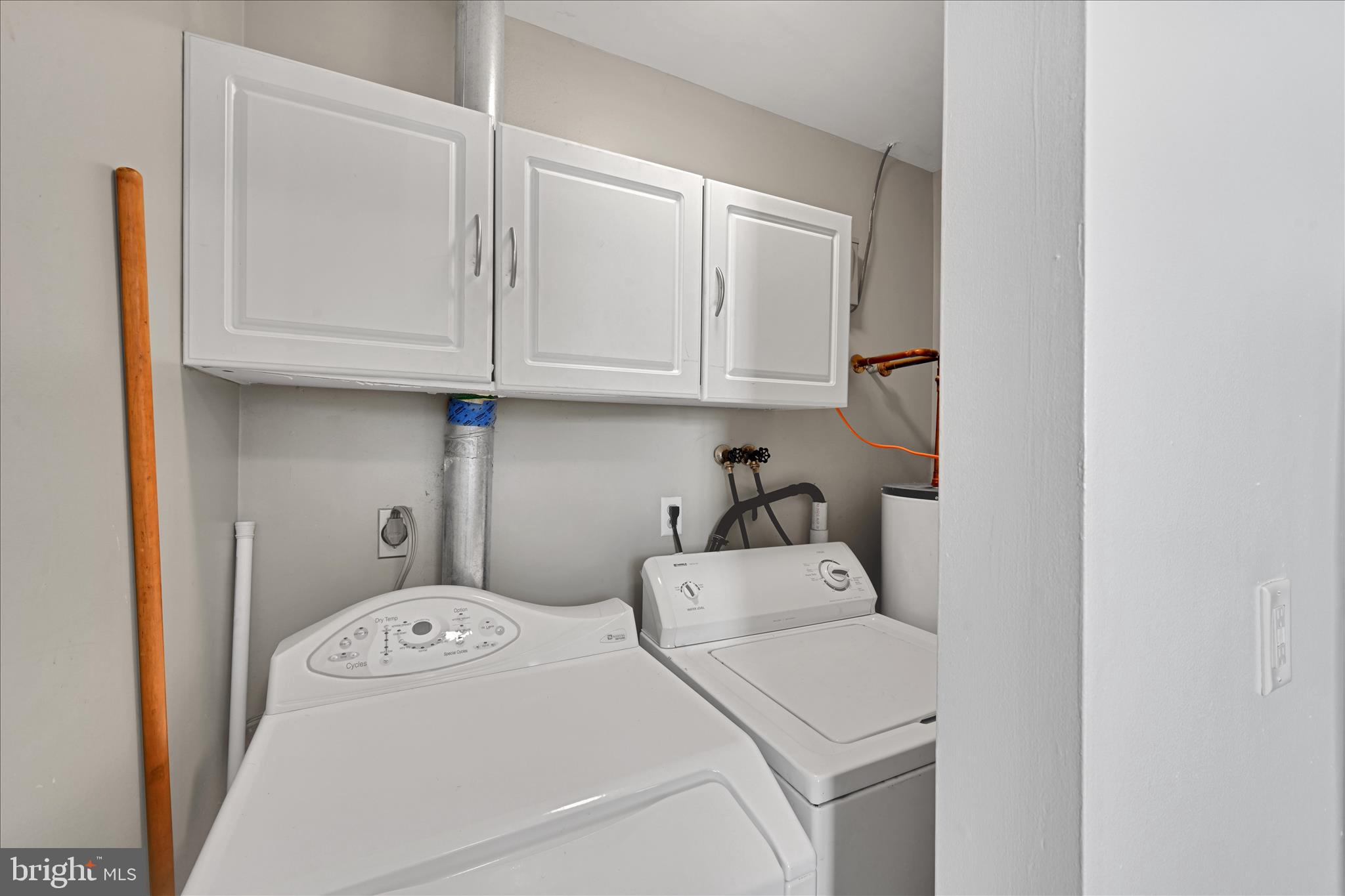 1053 Williamsburg Road Lancaster, PA 17603 - Photo 18 of 33 a utility room with dryer and washer