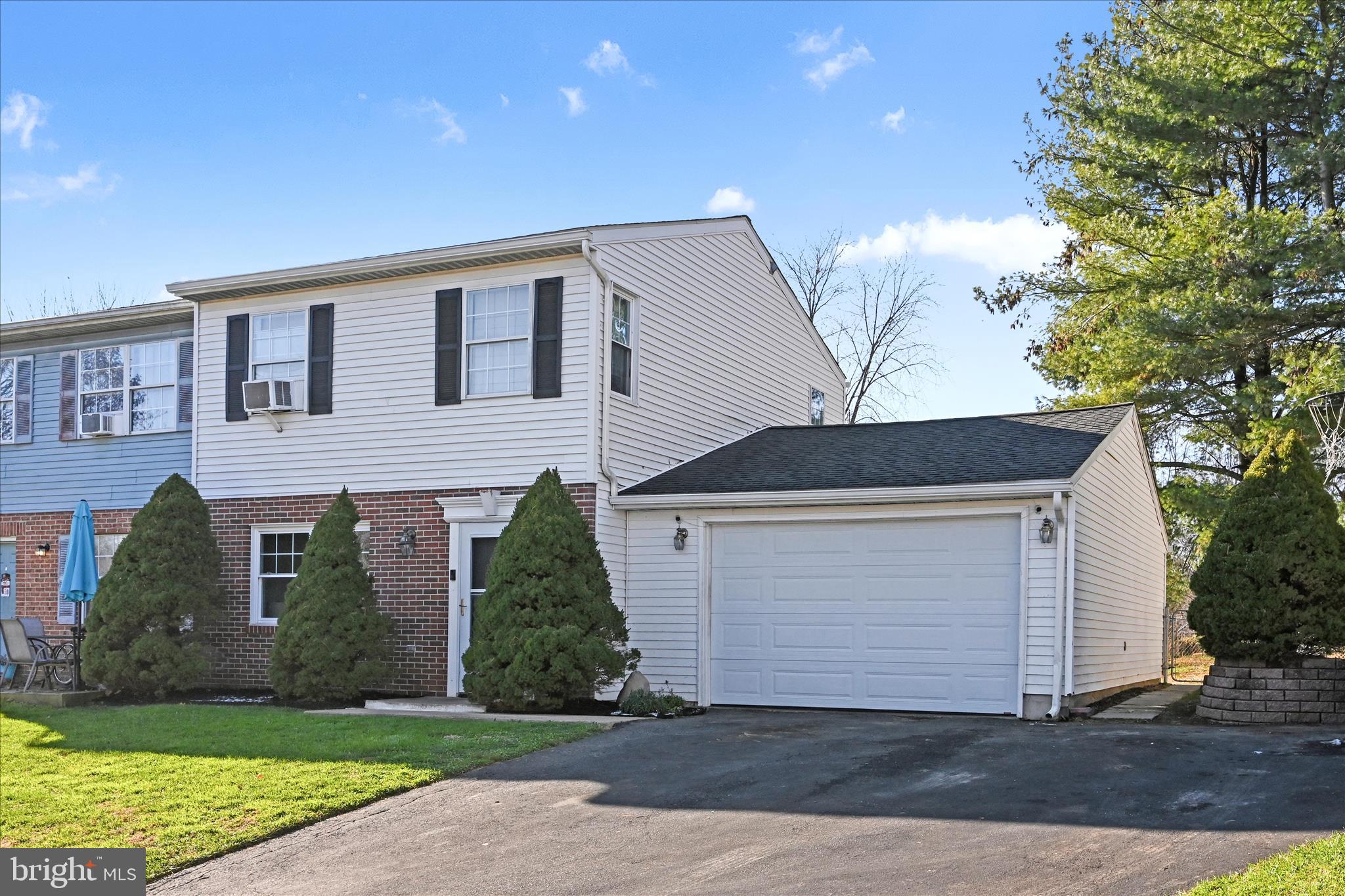 1053 Williamsburg Road Lancaster, PA 17603 - Photo 4 of 33 a front view of house with yard