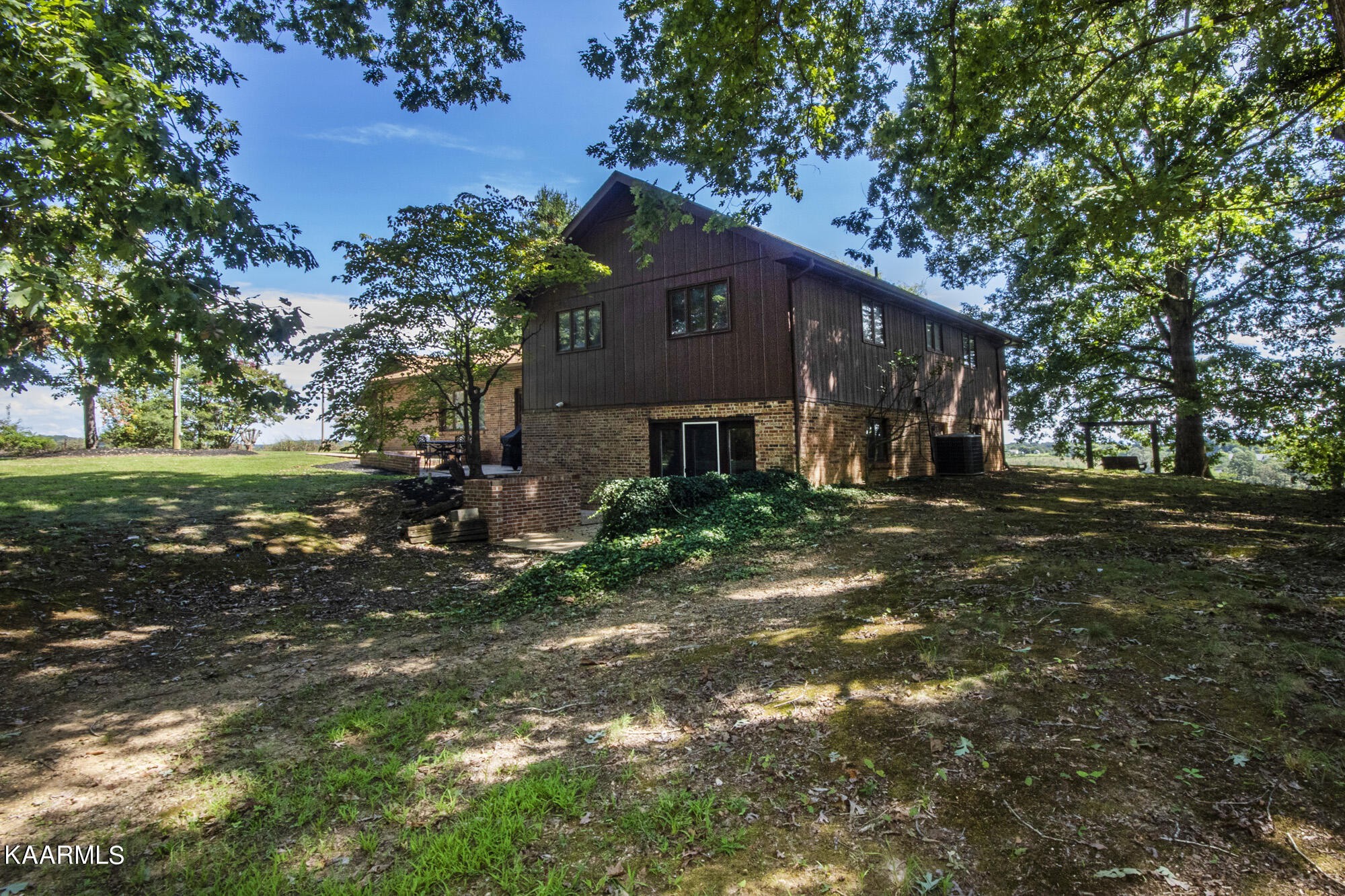431 Sunnyside Road Sweetwater, TN 37874 - Photo 4 of 47 a front view of a house with a yard