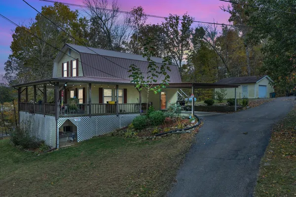 a view of a house with backyard and garden