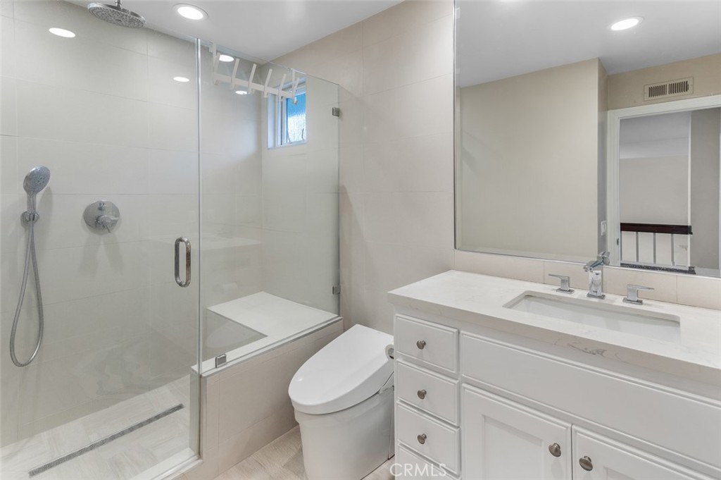 4 Bayview Irvine, CA 92614 - Photo 38 of 47 Hallway Full Bathroom