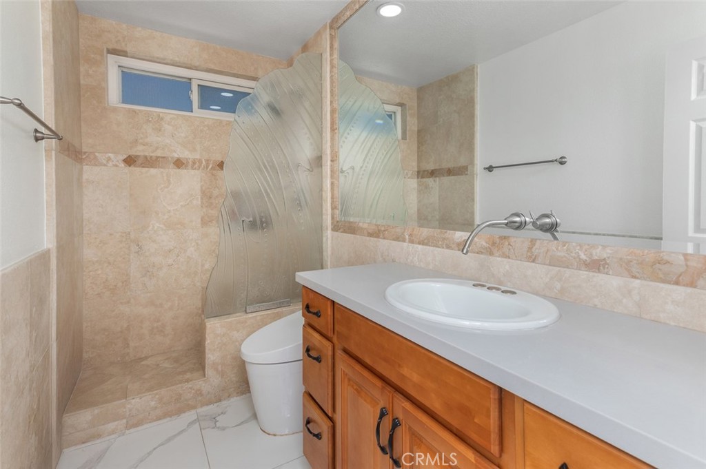 4 Bayview Irvine, CA 92614 - Photo 43 of 47 Full bathroom downstairs