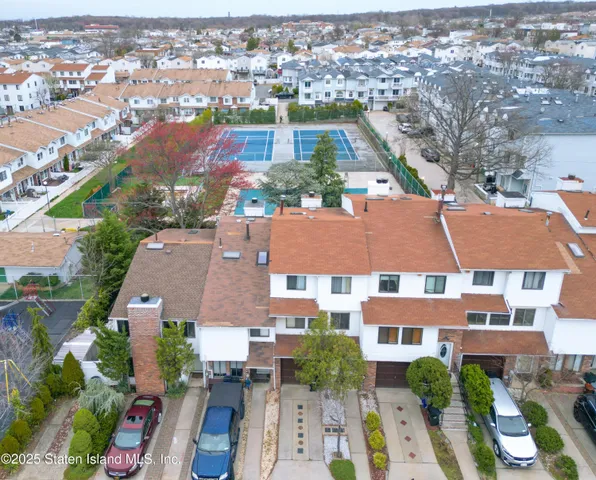 $690,000 | 31 Country Drive South | New Springville